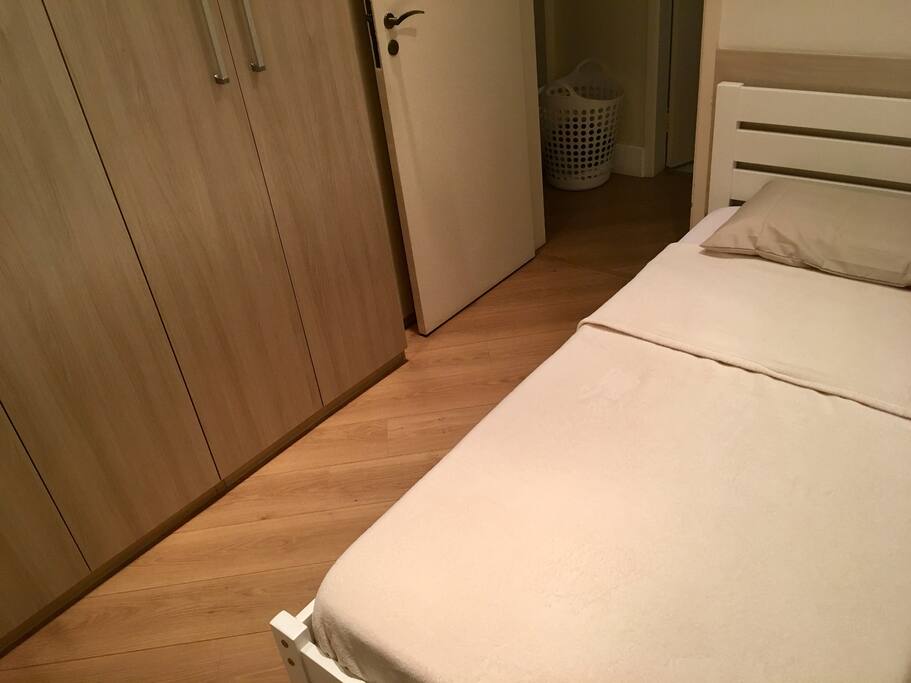Quarto com armários embutidos e cabides disponíveis para os hóspedes