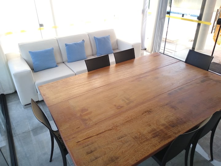 Meza ya hadi viti 10