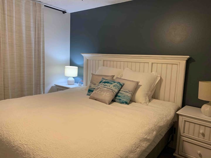 ห้องนอนใหญ่พร้อมเตียงคิงไซส์