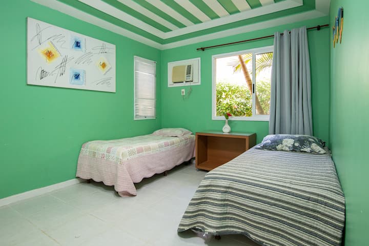 Ოთახი ერთადგილიანი სააბაზანოთი პირველ სართულზე ორი ორადგილიანი საწოლით. Იცხოვრეთ 4 ადამიანზე. 