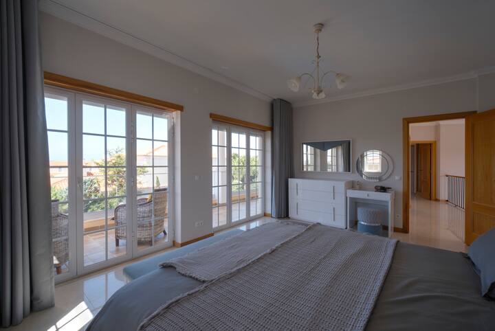 חדר שינה ראשי עם מרפסת ונוף לים