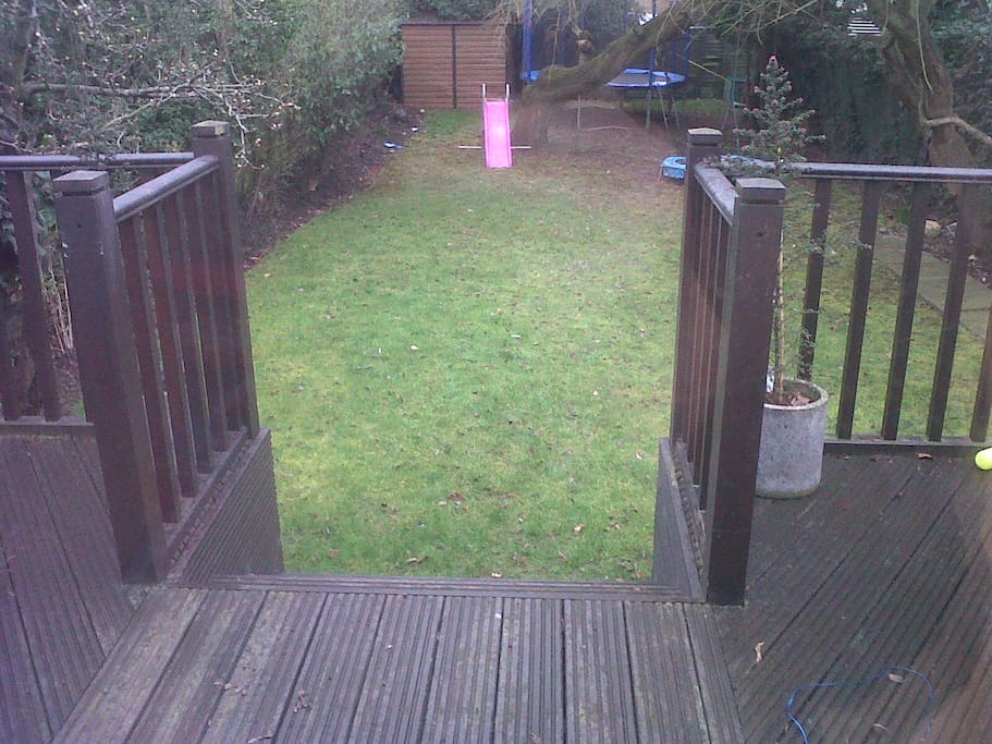 Lovely garden that guests can use.