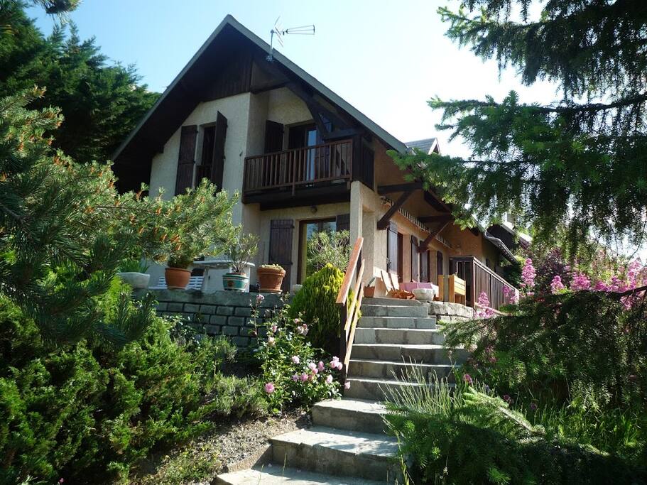 Situation de la maison dégagée ,arborée et fleurie
