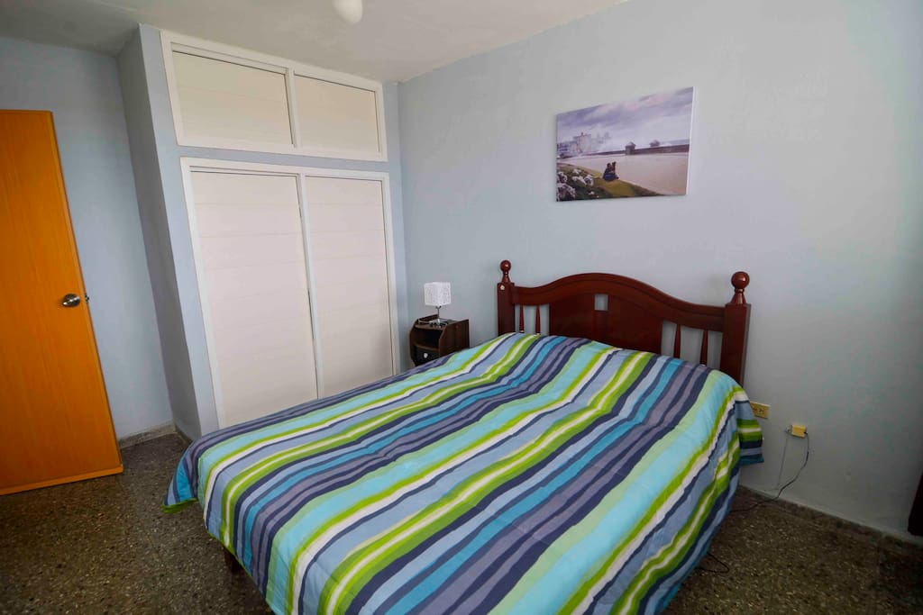 Habitación amplia , bien decorado y con armario empotrado, aire acondicionado y excelentes vistas de La Habana