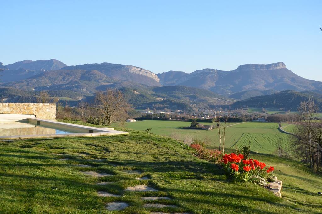 Vue sur village et massif de la forêt de Saou
View on the village and mountains