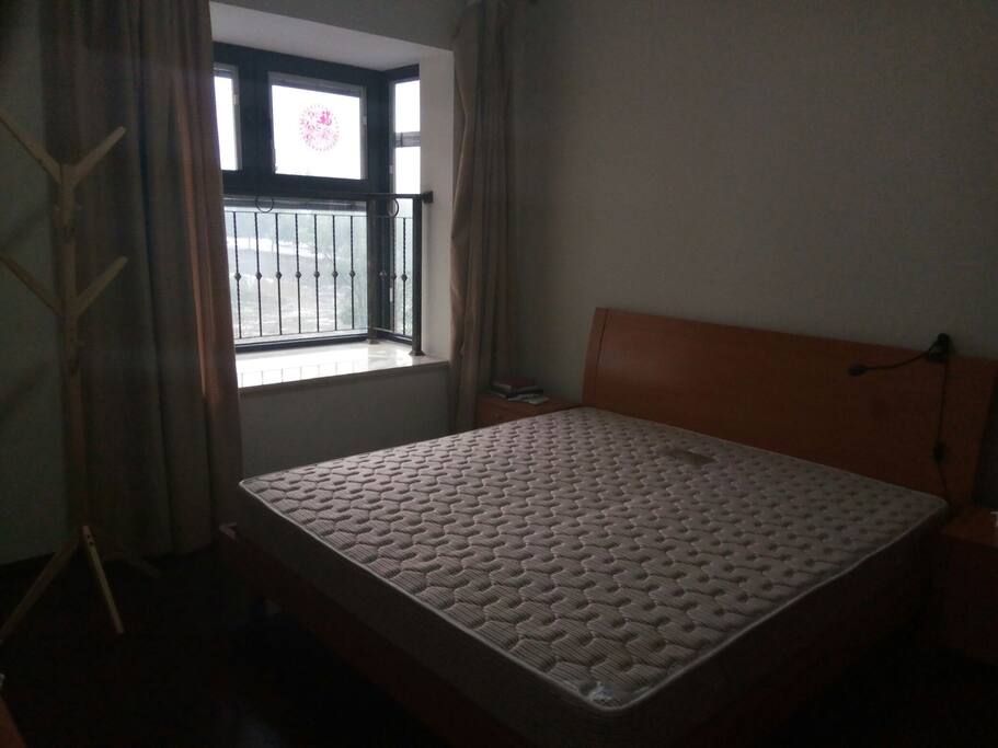床单等四件套来客人会用新的,平时怕落灰就没铺
