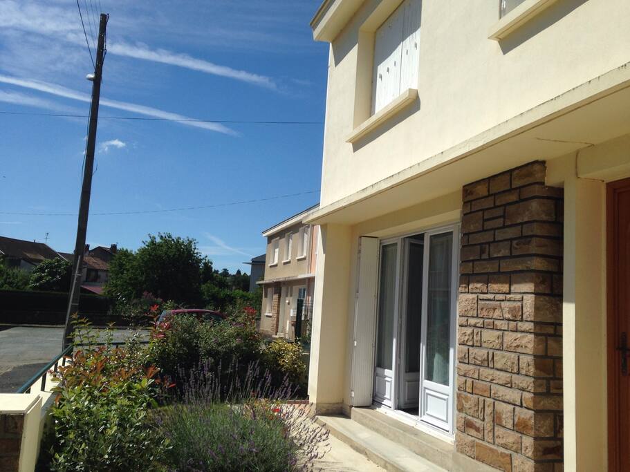 Un jardin agréable et fleuri devant la maison