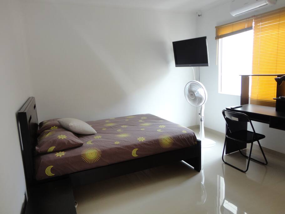 Cama Matrimonial, TV, Ventilador, Mesa de Noche, Escritorio, Lampara.