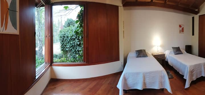 חדר שינה עם שתי מיטות יחיד.