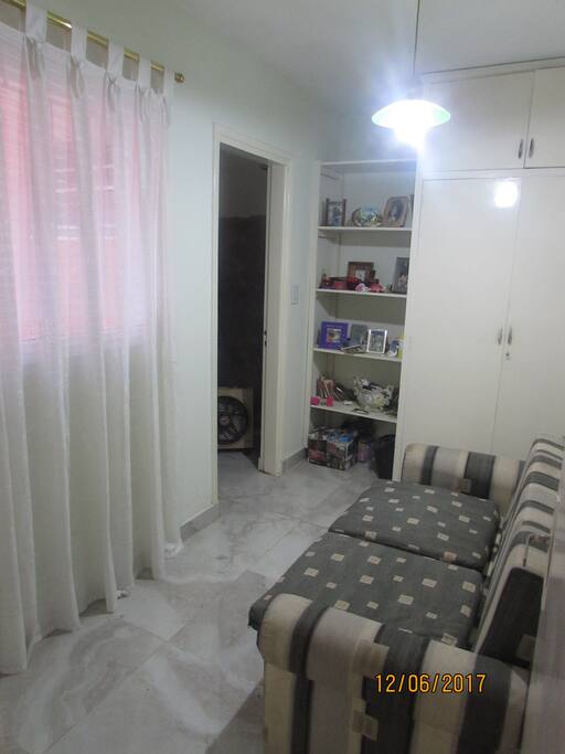 Dormitorio pequeño con sofá cama y baño en suite