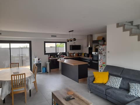 Modern villa near airport in quiet neighborhood