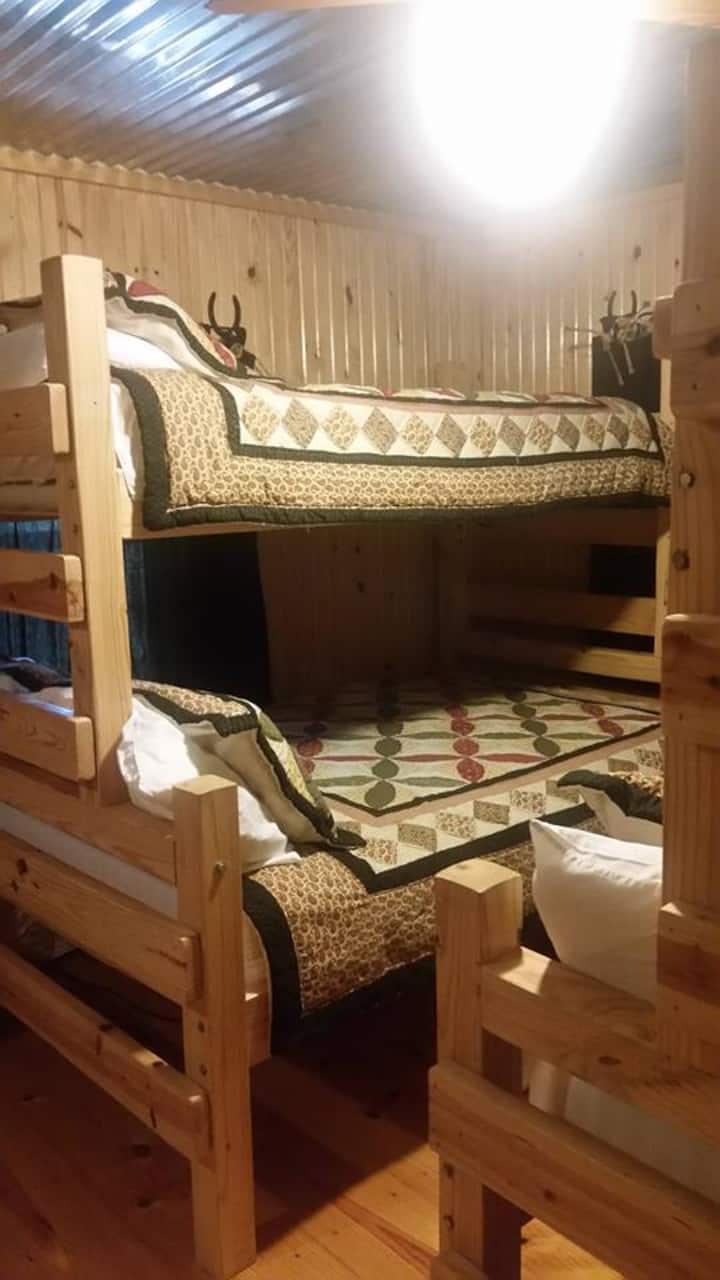 Soba na kat 3 kompleta kreveta s 2 odvojena kreveta