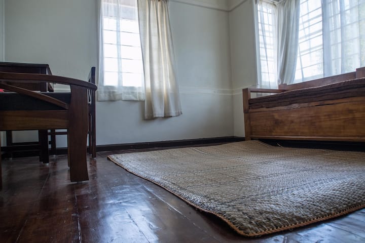 Súkromná študovňa a obývacia izba s rozkladacou pohovkou a drevenou podlahou v apartmáne 1