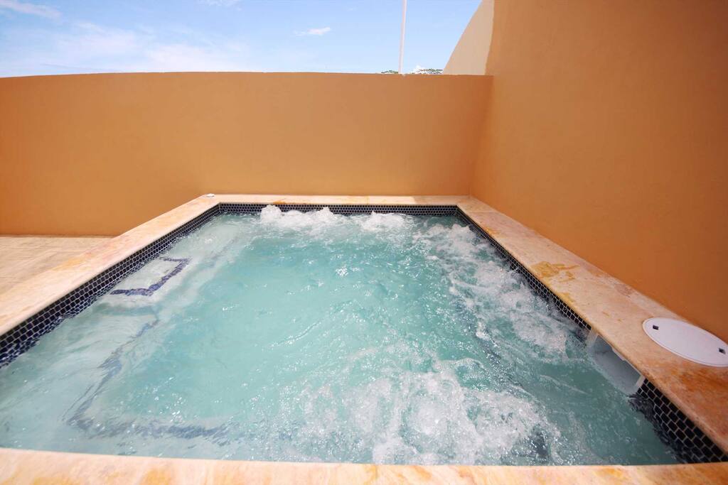 Your large HOT TUB to enjoy the Aruban sunshine and cooling breezes!