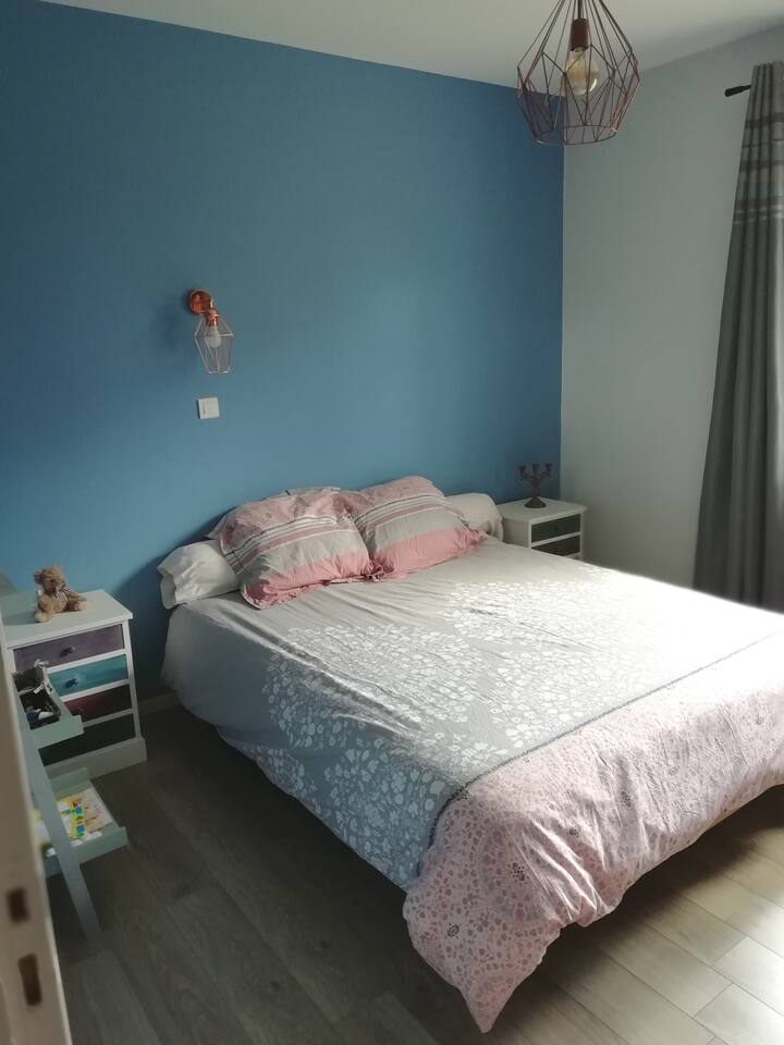 配备加大双人床的房间 