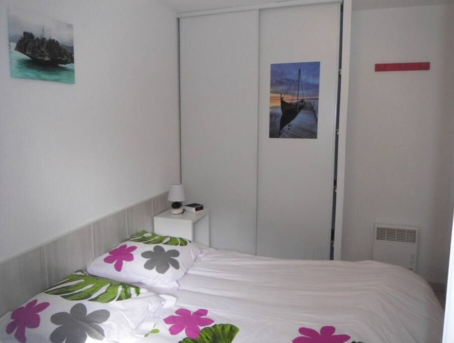 Chambre rénovée - literie avec matelas à mémoire de forme
