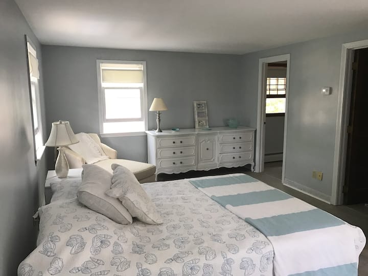 Chambre principale à l'étage avec salle de bain attenante