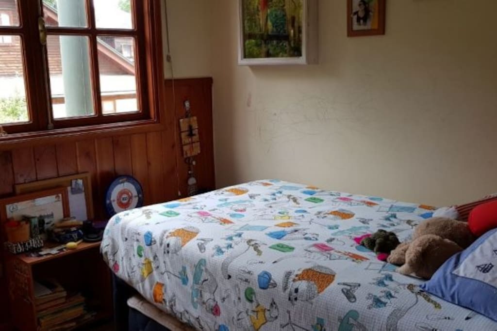 Habitación con cama single en segundo piso, con clóset