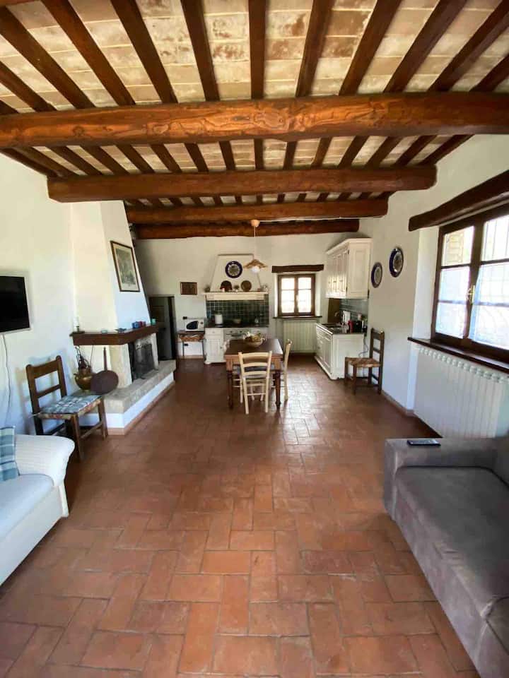 غرفة معيشة بمطبخ