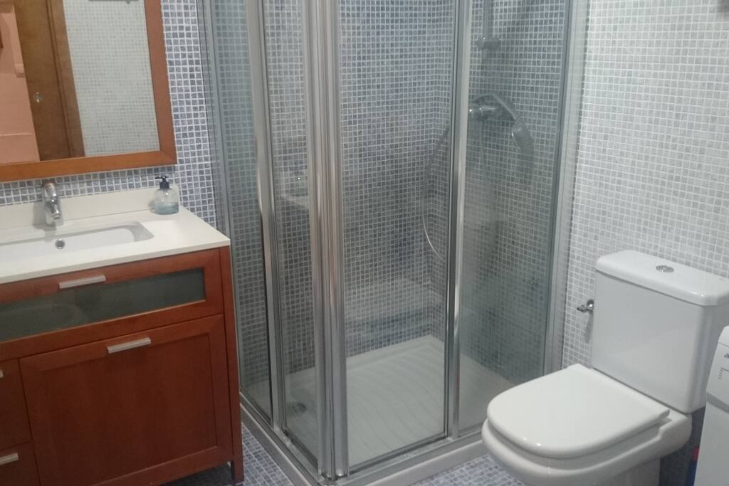 Ducha con mampara de cristal amplia