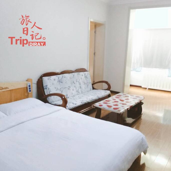 客厅(living room)有电视、热水壶、Wi-Fi、小桌子、水杯,一张双人床(It has TV,double-bed,electric kettle,glasses,wifi)