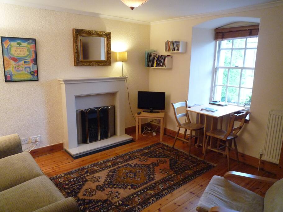 The livingroom with double sofabed and dining area