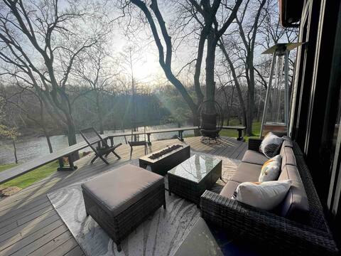 The Riverhouse-Riverfront *hot tub available Nov 1
