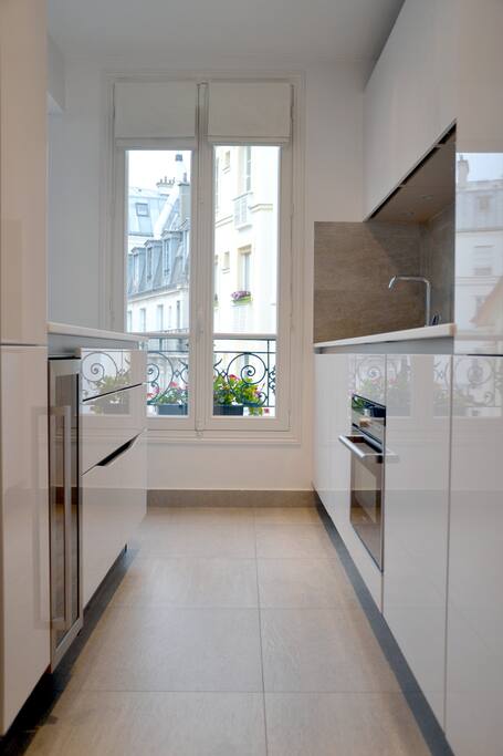 La cuisine équipée de plaques à induction, micro-ondes et four, lave vaisselle, lave linge séchant, réfrigérateur et congélateur, cafetière Nespresso...