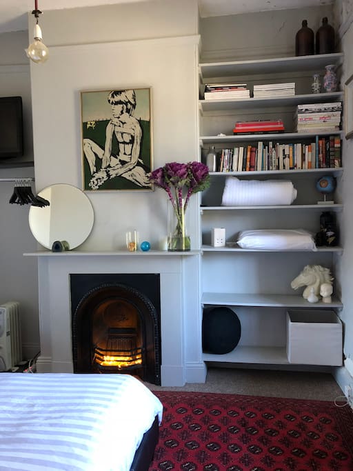 Please note this IS NOT a working fireplace.