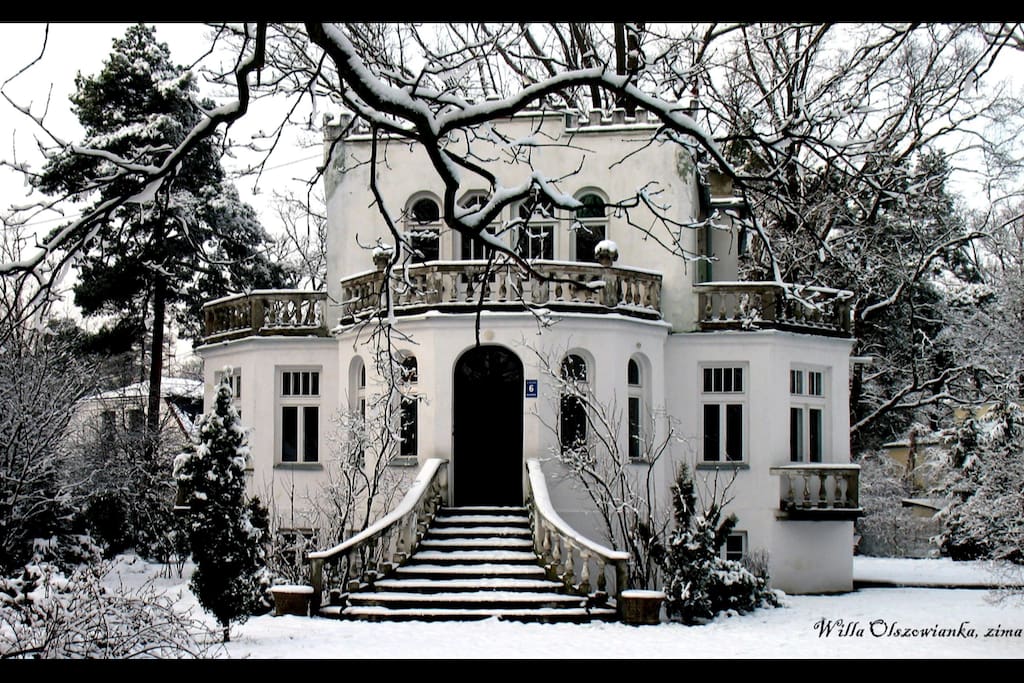 Villa in Winter Milanówek - the front view.
