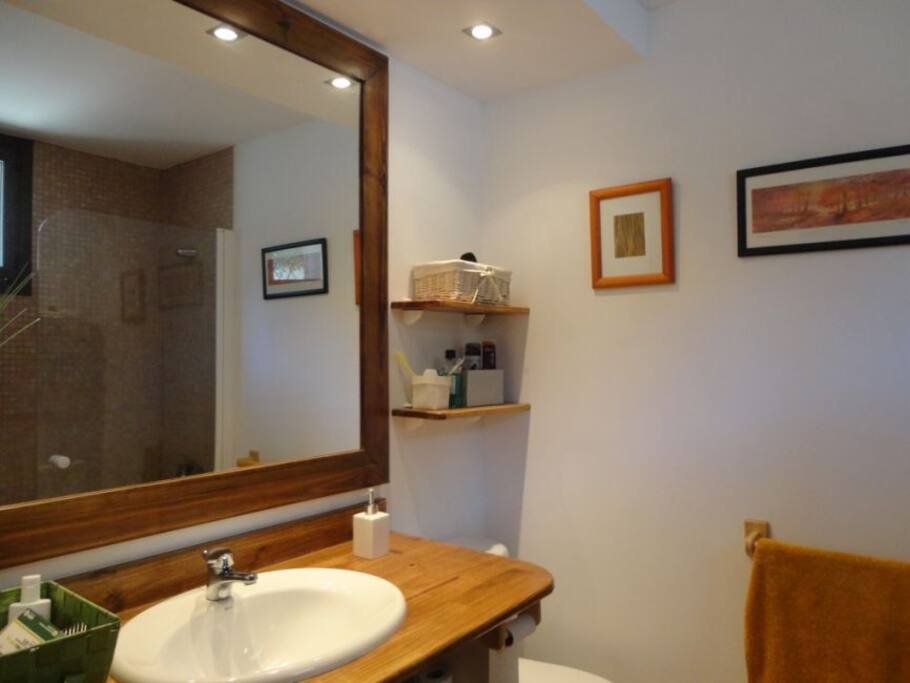 Baño con bañera en habitación principal