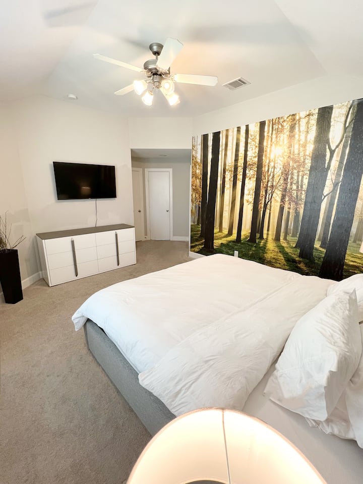 ห้องนอนใหญ่พร้อมเตียงคิงไซส์ใหม่ที่นอนเมมโมรี่โฟม 12 นิ้วและทีวี