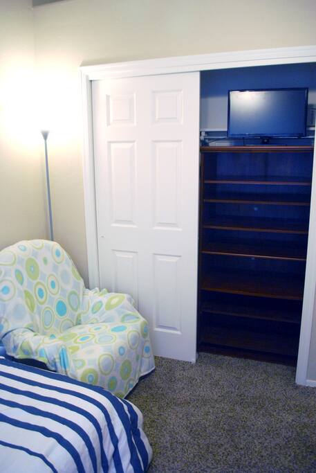 Lots of storage and seating & TV with Chromecast Support