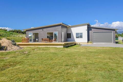 A bach with an acre of space at Waikawa Beach