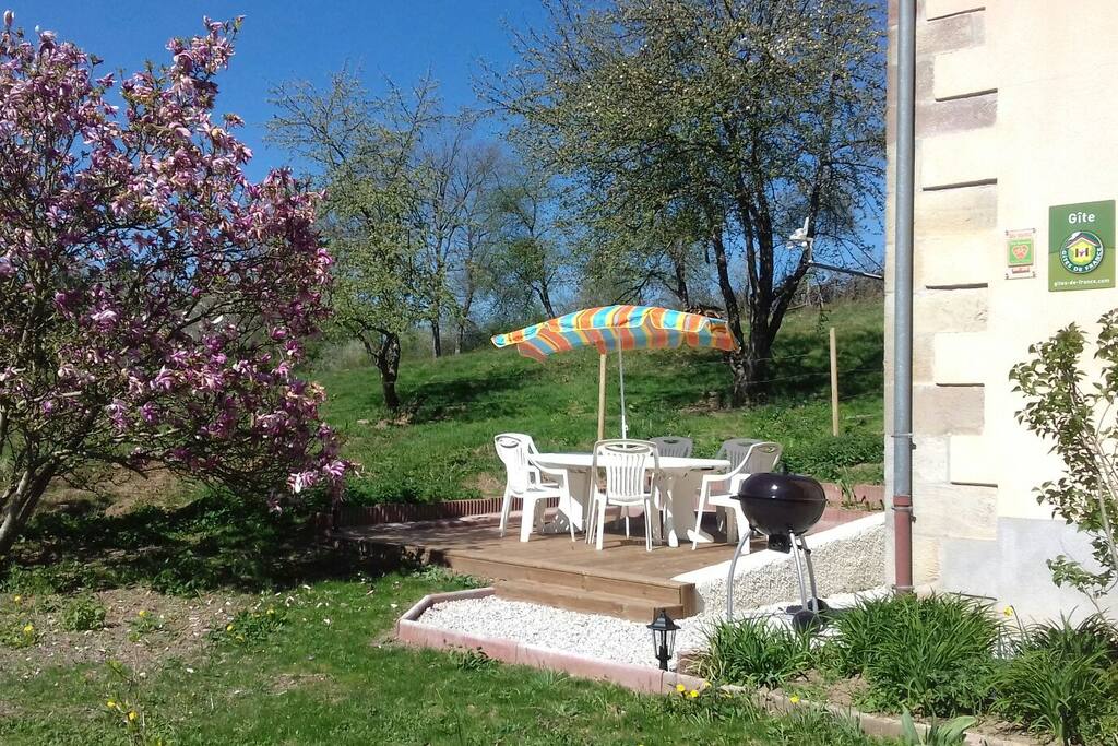 La terrasse salon de jardin barbecue pour de supers moments !