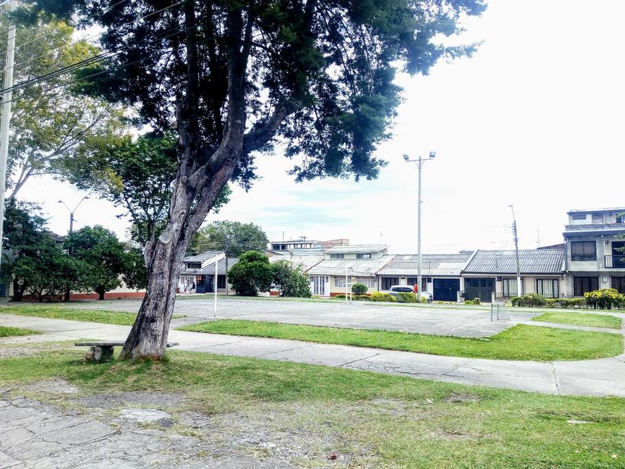 Vista fuera de la casa, es una zona muy tranquila, poco transitada por autos, con espacio para jugar badminton, fútbol , etc
o solo salir a ver el atardecer : )