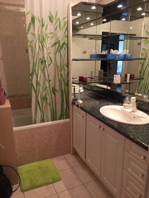 Une salle de bain équipée