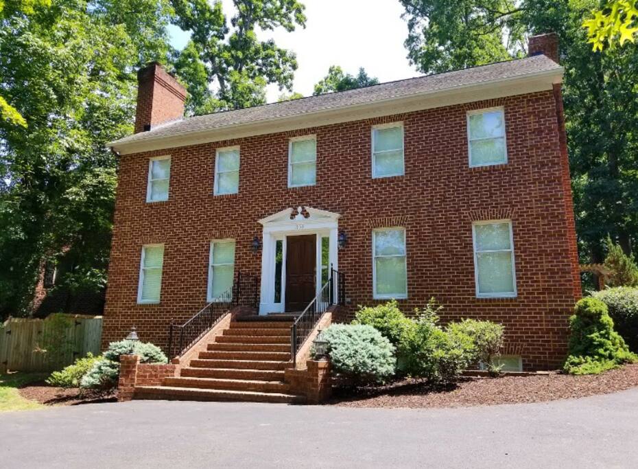 The Lee House is a relaxing getaway in a great area of Harrisonburg.