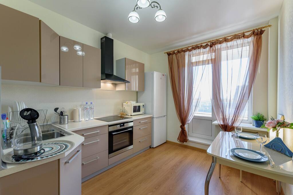 Просторная кухня со всем необходимым. Spacious kitchen with everything you need for cooking and serving delicious meals.