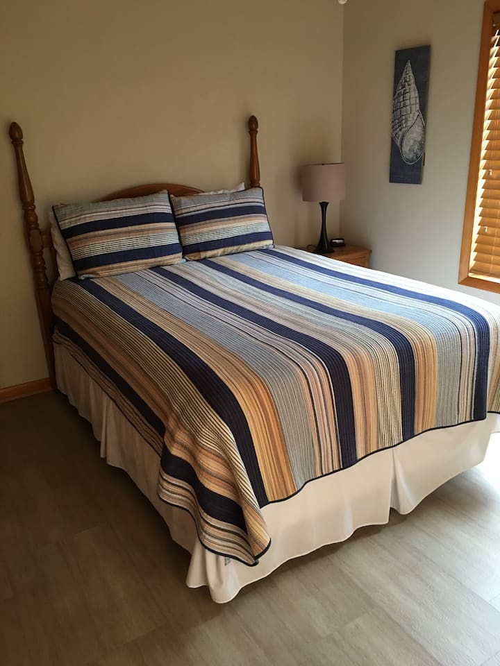 Втора спална соба со брачен кревет (широк 150-179 см) и излегување до предната тераса!