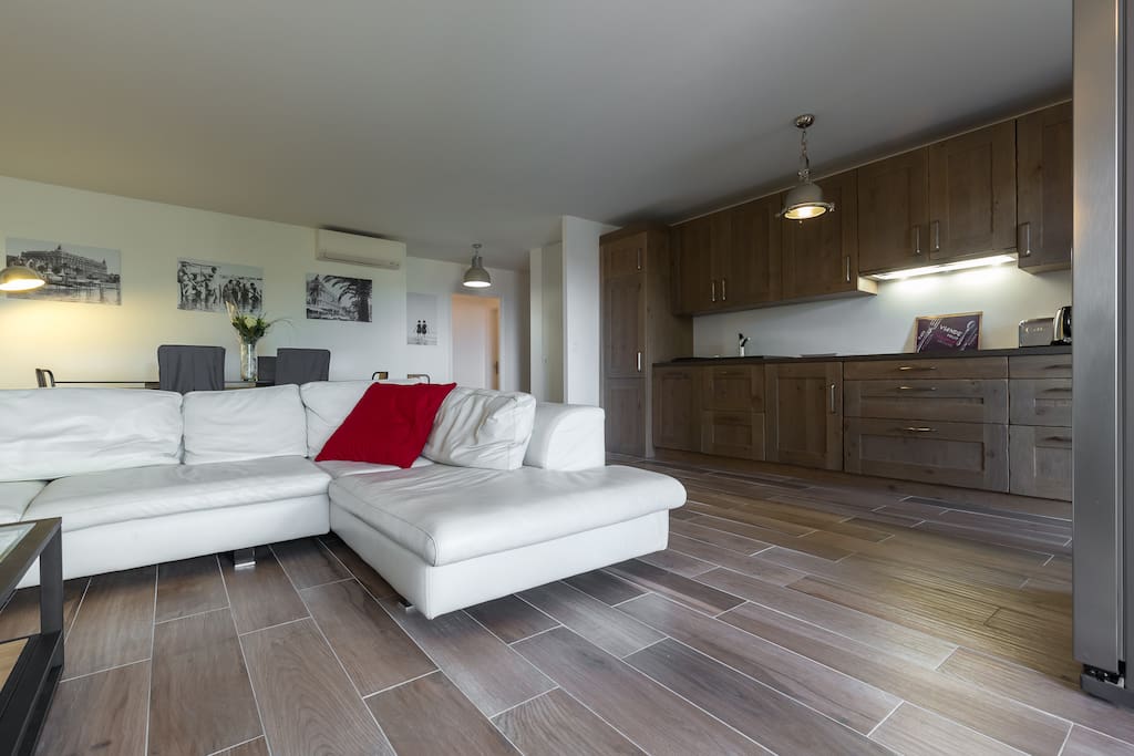 Fabulous hardwood floors in the open plan kitchen living area