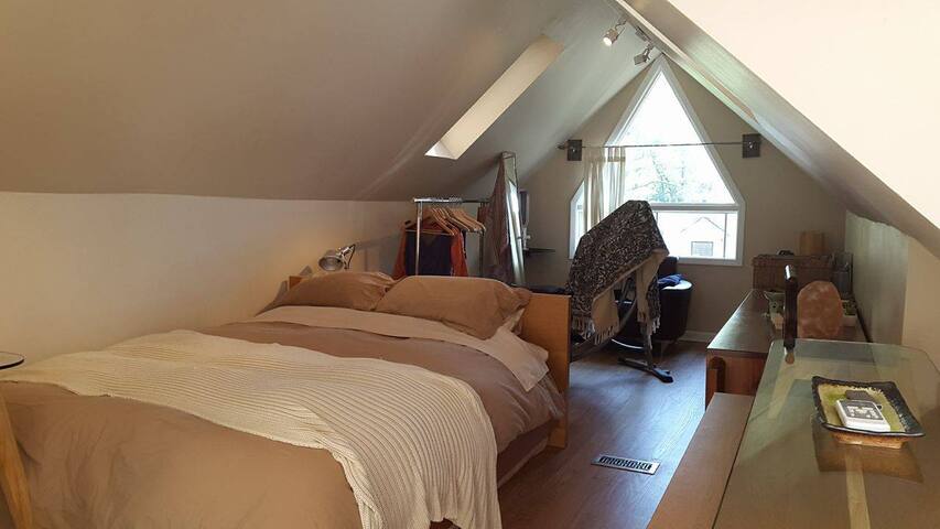 Country in the City! Near nature and also downtown gallery image 3