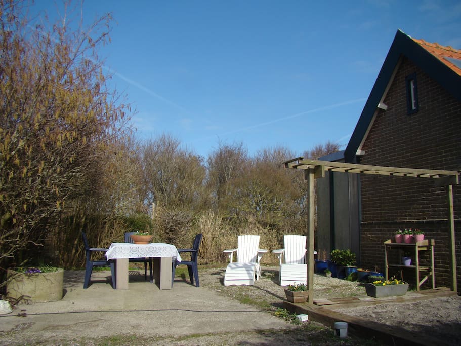 Met mooi weer kunnen de gasten heerlijk in een eigen stukje tuin zitten.