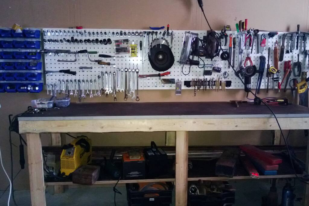 Keys, welding machine, drilling machines, percussion drill for changing tyres and many other tools to be used by guests