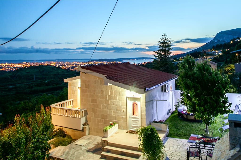 House Lira, pogled na grad Split i zalazak sunca