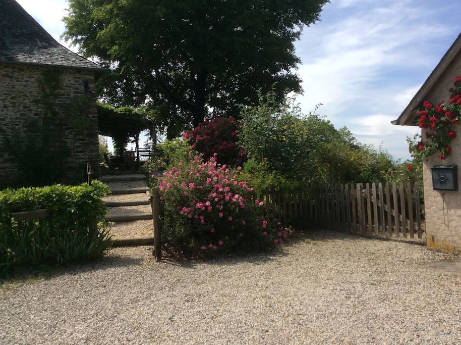 La Vialle provides ample parking for guests