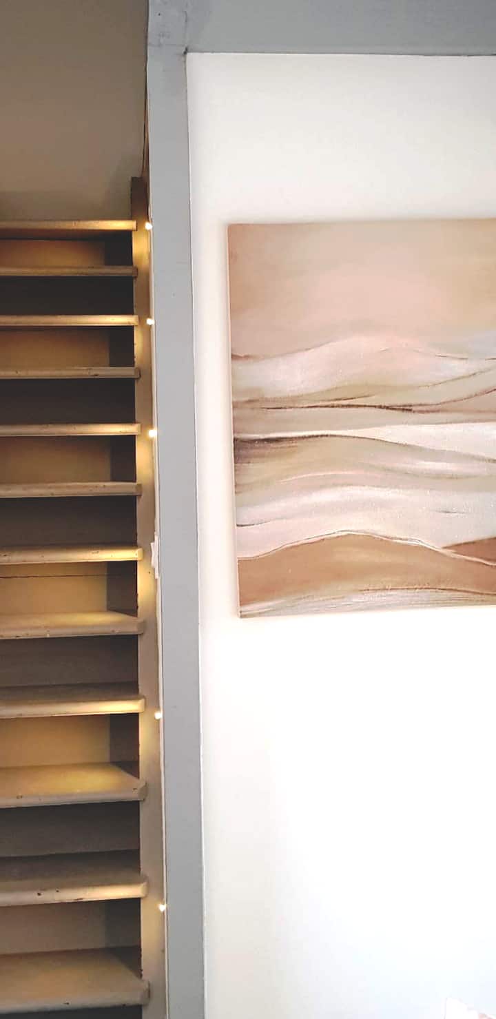 La scala che conduce alla camera da letto in soppalco, sconsigliata ai bambini piccoli per la ristrettezza dei gradini