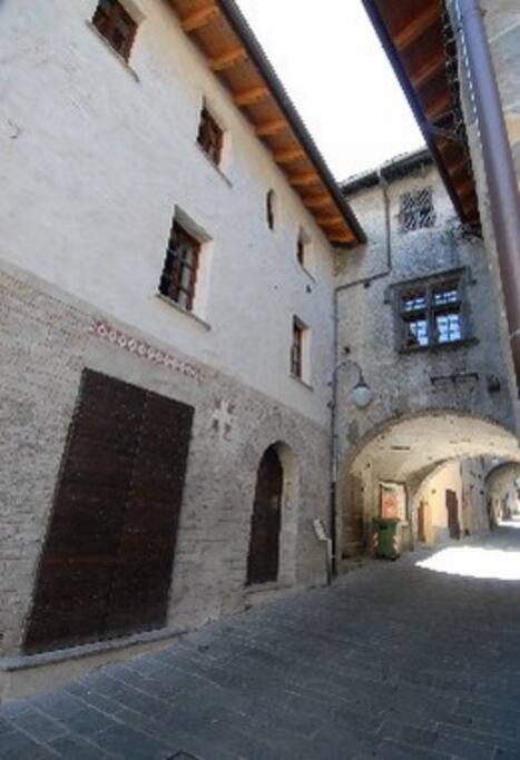 Casa Urbano e il suo stemma. all'interno 2 appartamenti
il 1° da 10 persone
il 2° da 4 persone