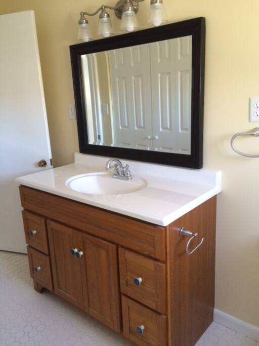 2nd floor full bathroom