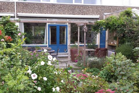 Nice holiday home in Voorburg, 6 km from the sea